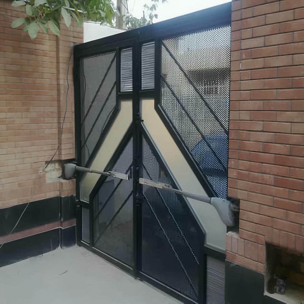 جک دو لنگه کنار درب ورودی ساختمان
