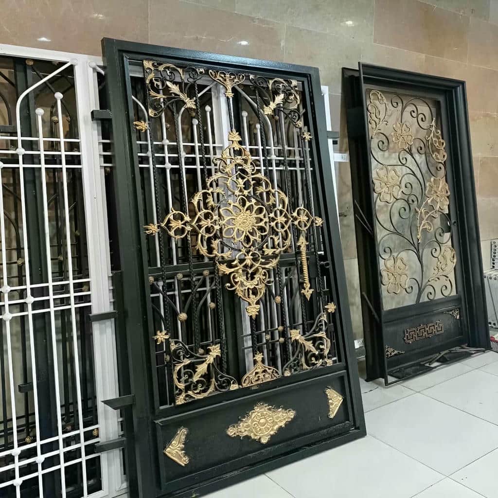 درب لاکچری حیاط با جزئیات فلزی ظریف اصفهان