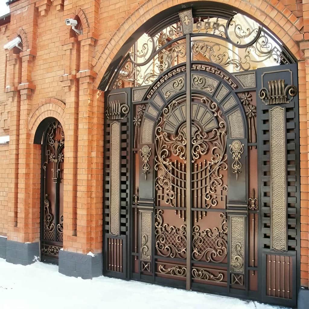 درب لوکس ویلا مشکی هماهنگ با نمای مدرن اصفهان