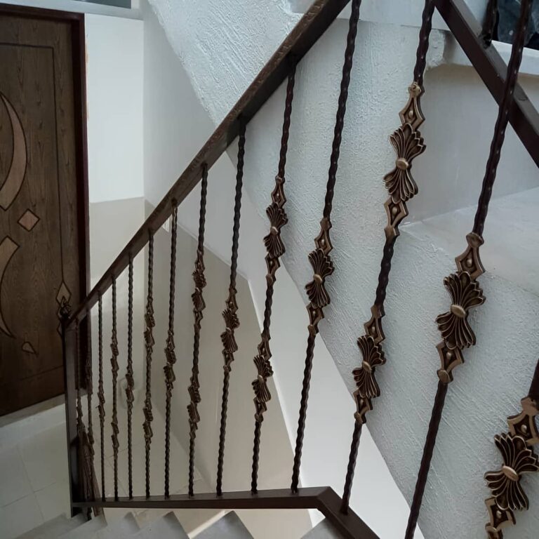 نرده بالکن آپارتمان کلاسیک مشکی در اصفهان