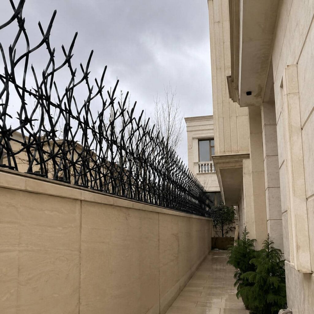 اندازه گیری محل برای نرده حفاظ دیوار در اصفهان