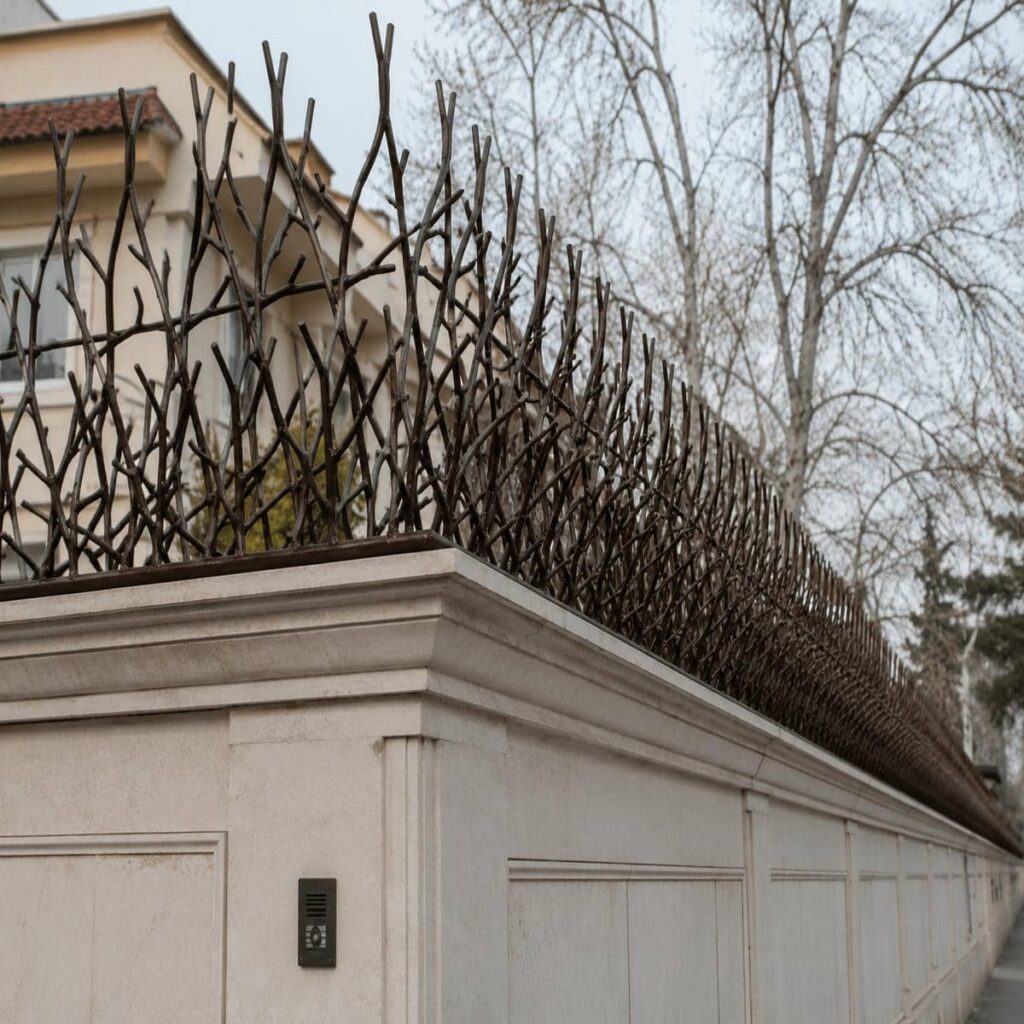 نرده دیواری کاربردی با ارتفاع سفارشی