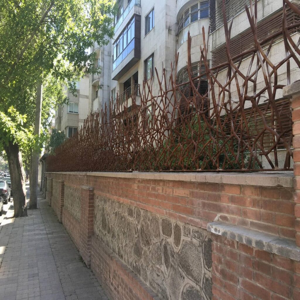 حفاظ روی دیوار با ابعاد دقیق پروژه
