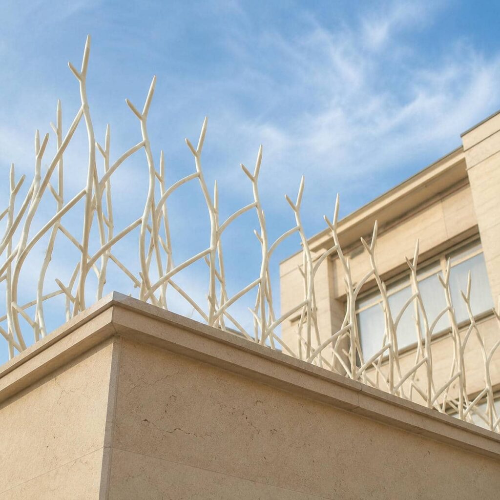 حفاظ دیوار لیلیوم متناسب با ابعاد ورودی ساختمان