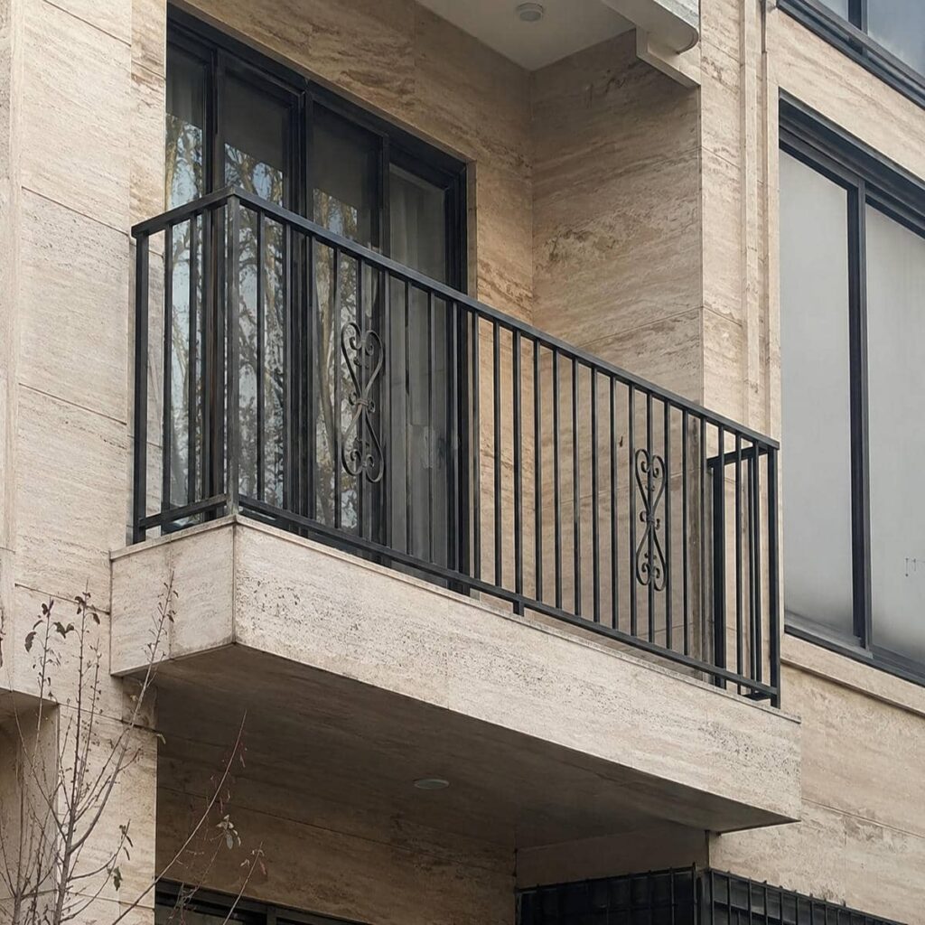 نرده مدرن بالکن اقتصادی هماهنگ با نمای مینیمال