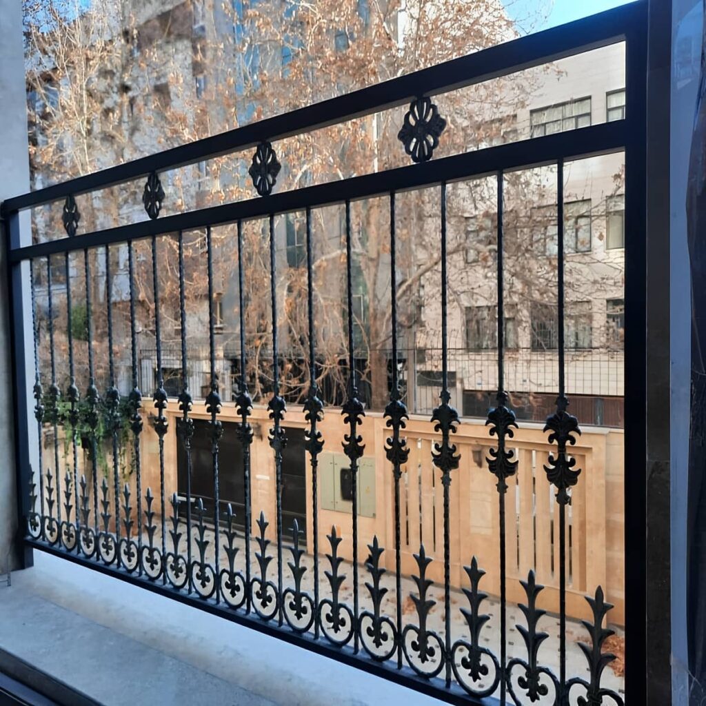 حفاظ تراس سفارشی با ابعاد دقیق دهانه در اصفهان