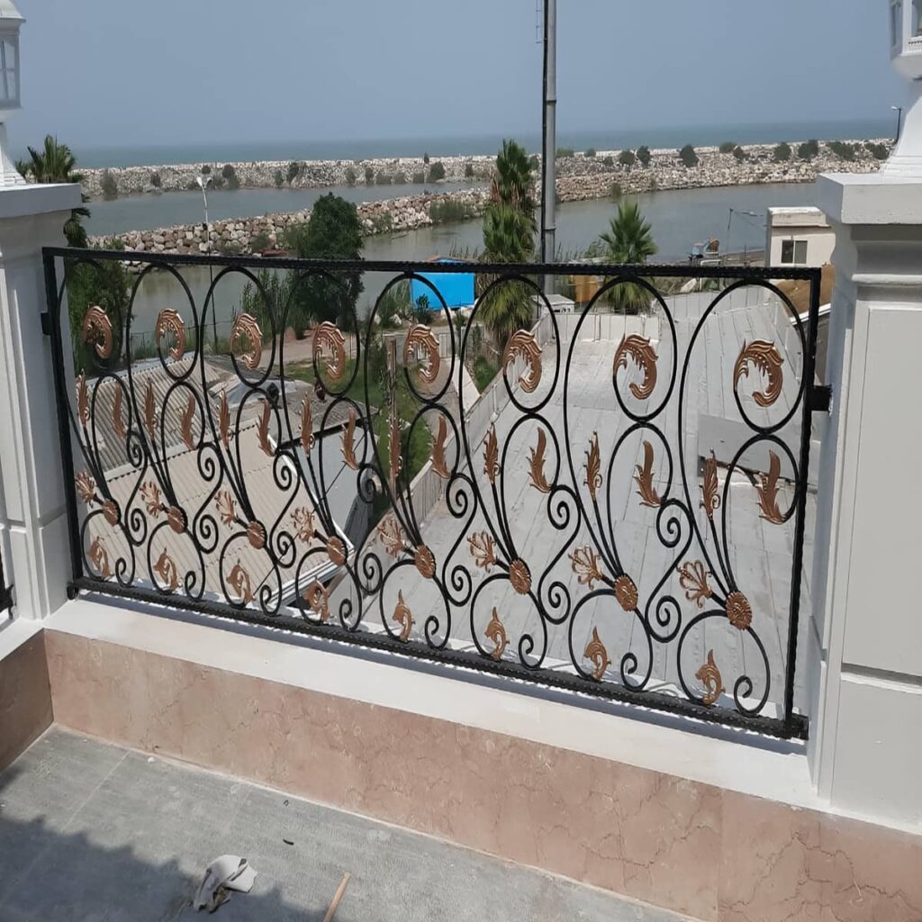 حفاظ پله اصفهان هماهنگ با مسیر داخلی