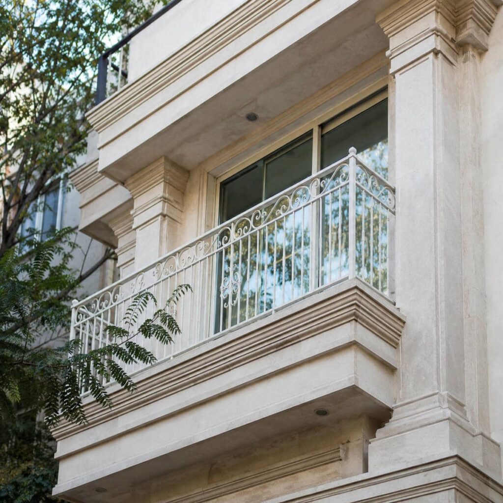 نرده مدرن بالکن مشکی با خطوط افقی در اصفهان