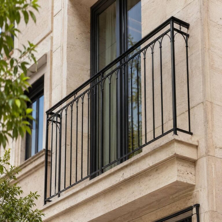 نرده پله مدرن اصفهان با خطوط مشکی ساده