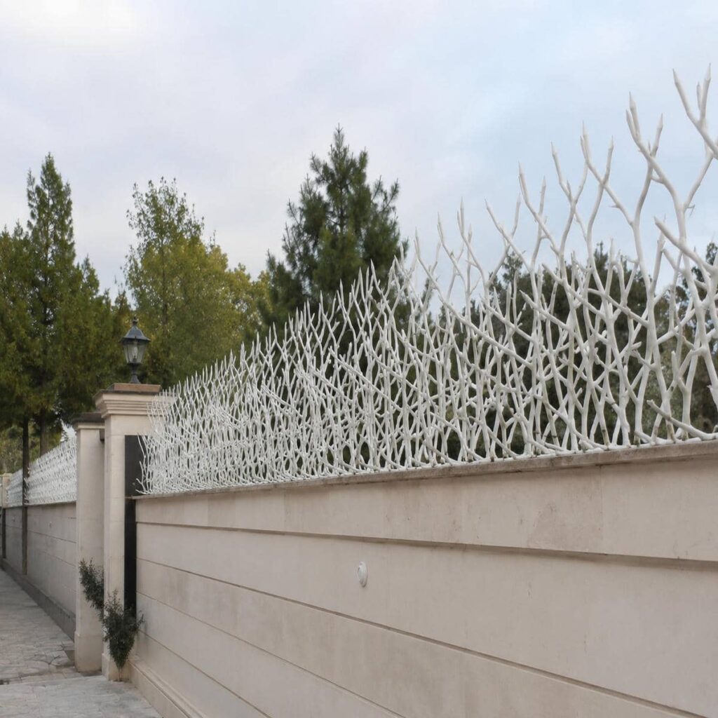 نرده روی دیوار ویلایی با رنگ کوره ای نرده روی دیوار ویلایی با رنگ کوره ای