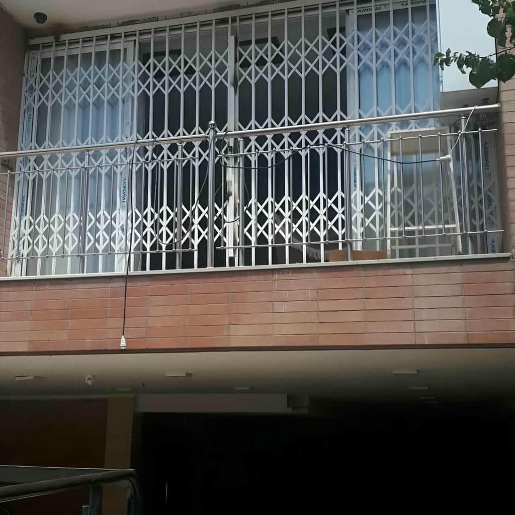 حفاظ پنجره متحرک مشکی در اصفهان